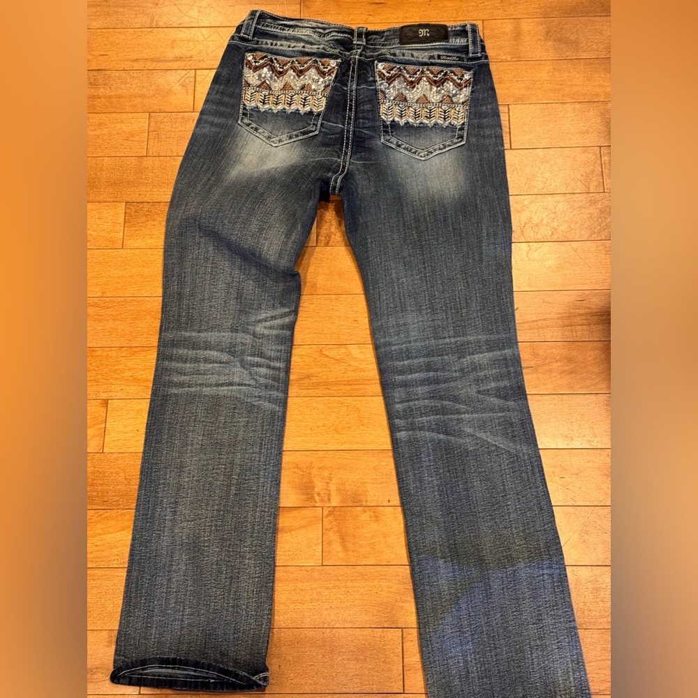 Miss Me Blue Jeans Slim Boot Leg; Mid-rise. Embroidery and Sequin Pockets